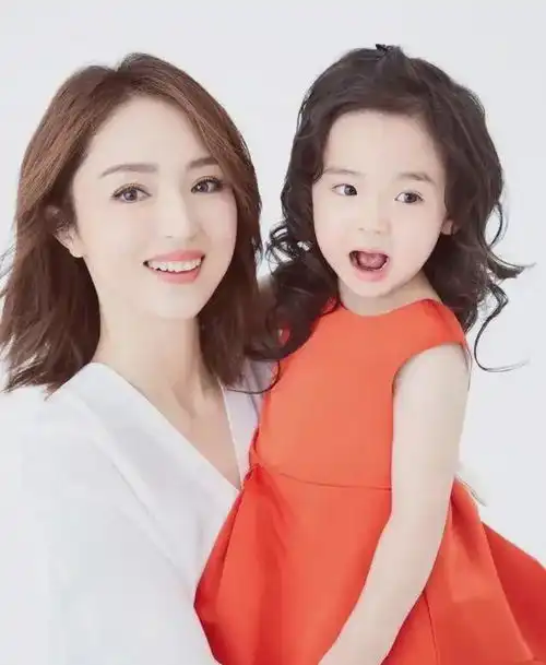 高云翔罕见与女儿同框,父女俩一起跳舞超有爱,模样大变认不出