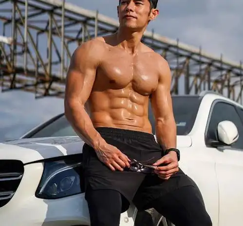 他酷似周杰伦,长期在家带娃,徒手健身练出一副肌肉身材