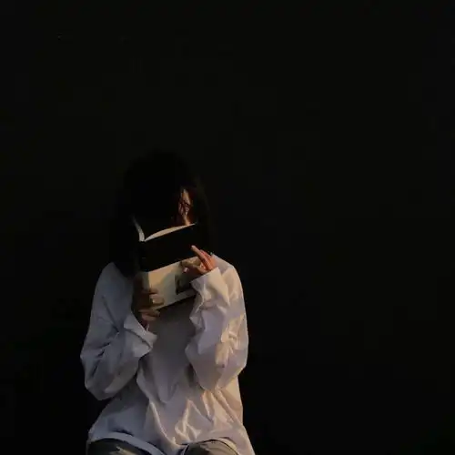 黑色系女生头像高清有没有