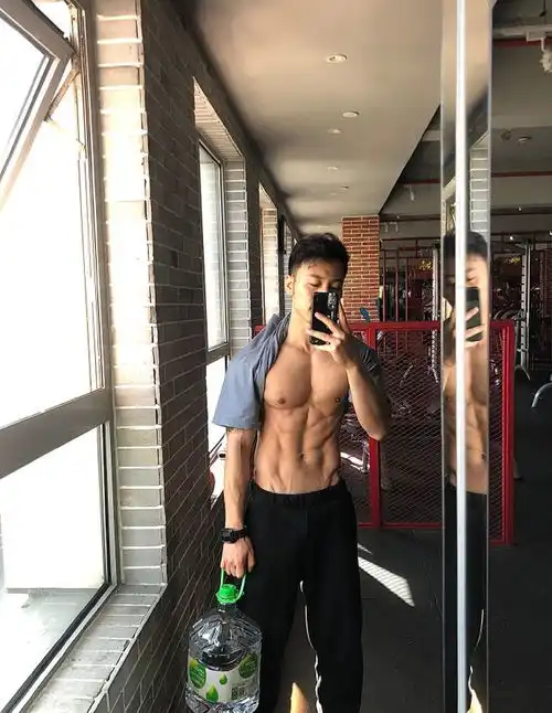 30岁舟山大男孩爱健身,八年如一日撸铁,打造出霸气胸肌和腹肌