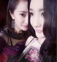 杨幂拍照有诀窍,故意挡住一部分显脸小