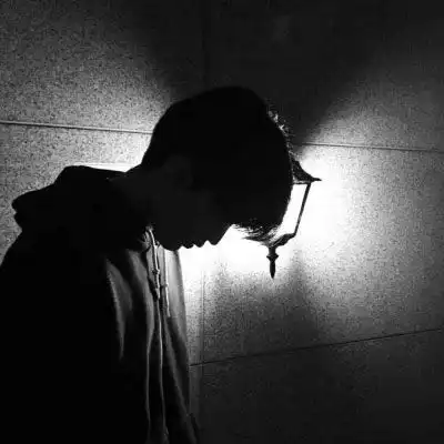 侧脸影子男生头像好看的黑影唯美照片