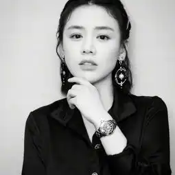 马思纯冷艳装扮,黑白色画风时尚感十足,为四大名捕路演