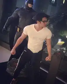 50岁新加坡摄影师爆红网络,颜值身材秒杀小鲜肉