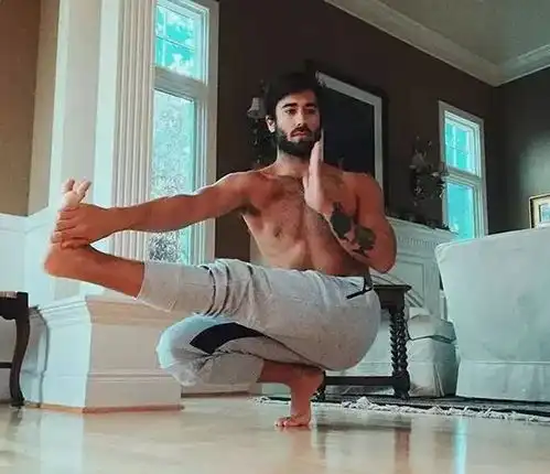 男生做瑜伽很娘看看他,男性荷尔蒙爆棚,充满力量美