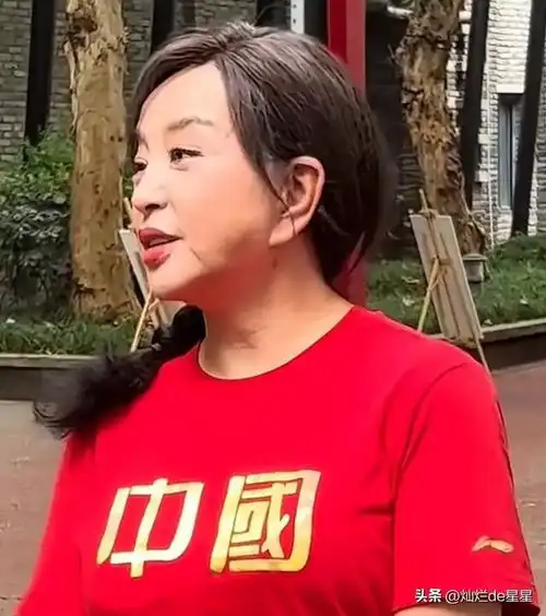 73岁刘晓庆最新状态,高p图像20岁小姑娘,未修图曝光被质疑拉皮