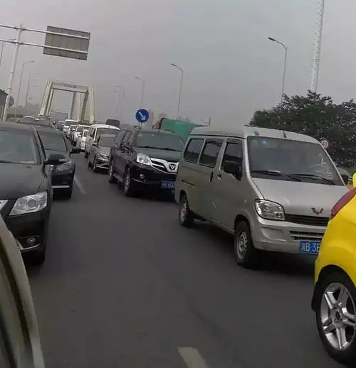 今天早上,由西向东过河的朋友,你堵了吗