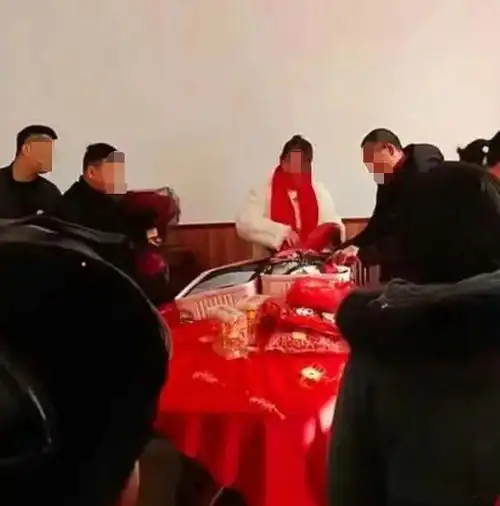 23岁美女被逼婚,中年男子送出20万彩礼,父母是个好女婿