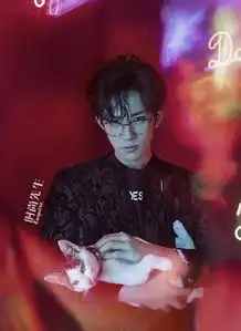 易烊千玺眼镜杀系列,满屏都是流动的荷尔蒙