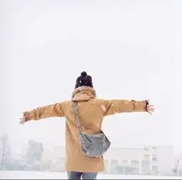 帮我找一张女生在雪中的头像