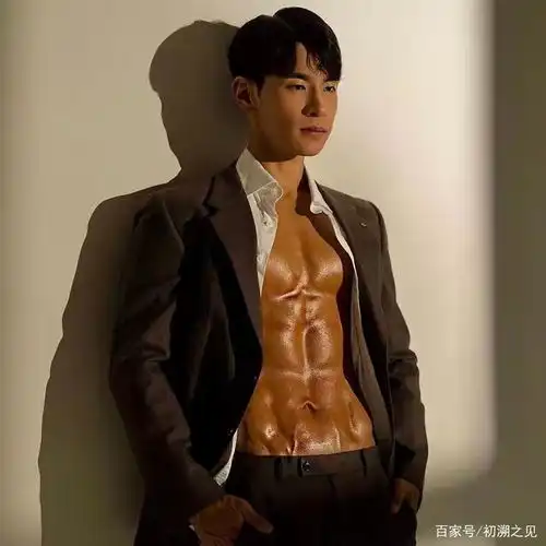 解读鲜肉男模的魅力,单眼皮的他靠肌肉圈粉,八块腹肌尤其抢眼