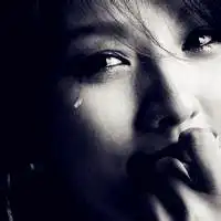 微信头像女生伤心的流泪为爱流下伤心的泪