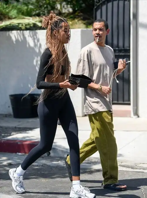 奥巴马大女儿和男生出街穿健身服又高又瘦,扎起非洲辫好看多了