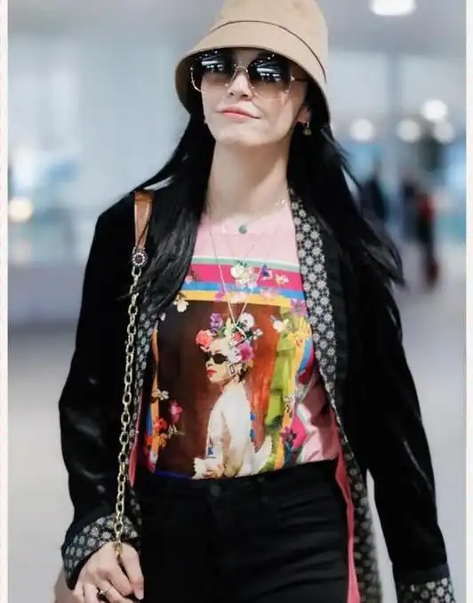 姚晨再现明玉风睡袍配黑裤太霸气,不料却被内搭暴露少女心