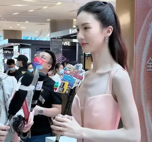 有一种尴尬,叫金晨玩性感,明明条件有限,却非要露点什么