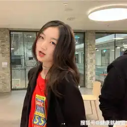 李嫣否认逛夜店,打扮成熟,引发网友热议