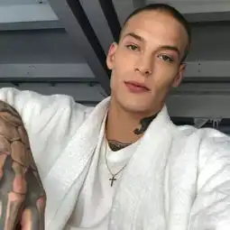 布兰妮makeme原版mv终于释出了,里面的男主我可以