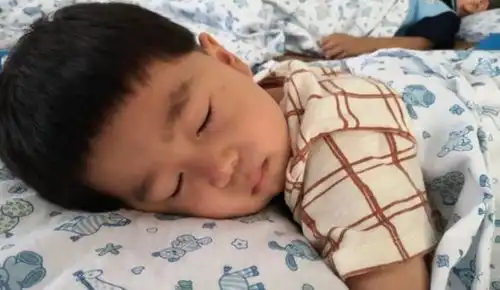 13岁男孩半年长高15cm,儿科医生这习惯太好了,父母该学习