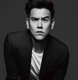 彭于晏杂志拍摄的黑白大片曝光展现成熟男人质感