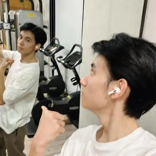 露腹肌打擦边这届内娱年下男明星都这么野的吗