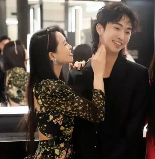 伊能静20岁儿子晒近照,哈利穿回男装耍帅,戴耳环化烟熏妆超个性