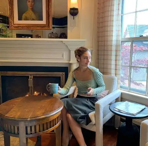 能把彩色穿得非常自然又舒畅的插画师复古文艺风的情怀很精彩