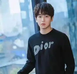 都在说彭昱畅发型丑,当他18岁照片曝光后,网友帅到认不出