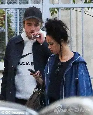 组图暮光男巴黎爱之旅护花新女友浪漫拥吻