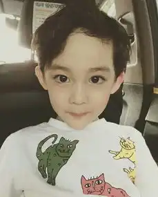 谁有这个小男孩的所有图片