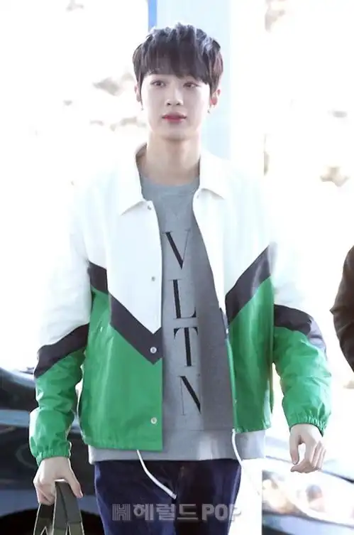wannaone赖冠霖现身机场帅气干净如阳光校草