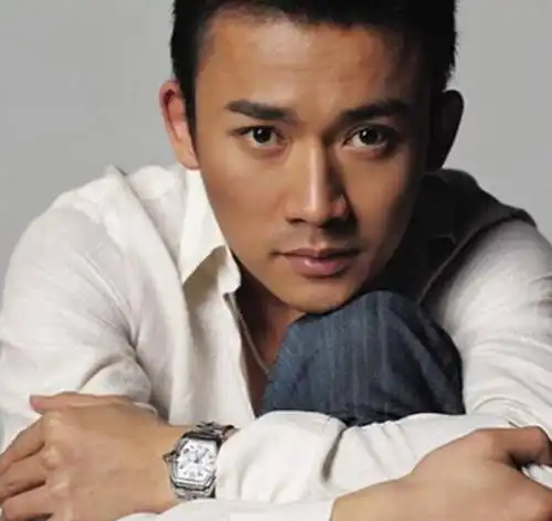 他被黄晓明抢走杨过一角,曾因打架被关,今凭借延禧攻略翻红