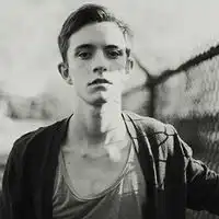 灰常帅气的亚欧男生qq头像