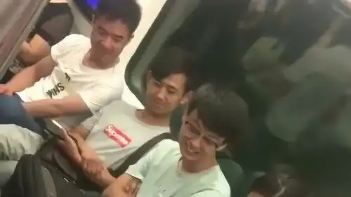 三个男生看到一位小孩子,眼神犹如爸爸般的宠溺,这就是所谓的温柔吧