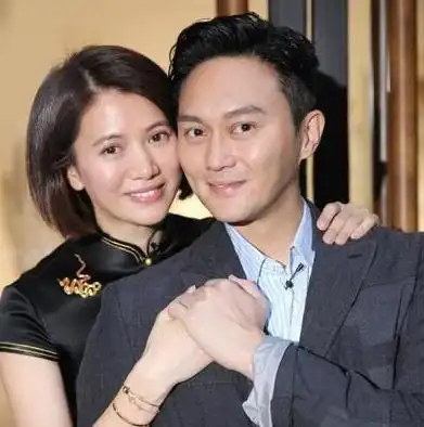 袁咏仪13岁儿子身高直逼张智霖,手臂却细得吓人,太瘦引网友担忧