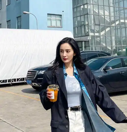 杨幂换了一款小男孩短发,认了10分钟,我才认出来,又帅又美