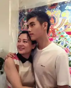 有一位女星年轻时的照片被爆出,真的是颜值巅峰,怪不得儿子也是这么帅气