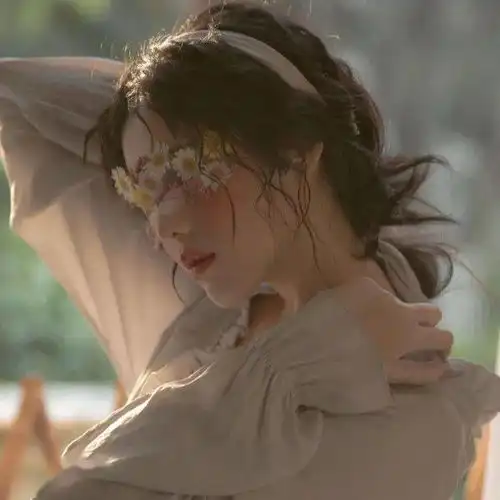 真人女生头像想念才是爱情最本质的体现