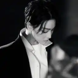 张馨予cos性感魔女,产后身材亦有料单手叉腰嘟嘴卖萌太亮眼