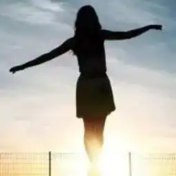 求一张和图片一样的展开手臂,太阳在脚下,站在天台上,天空为背景男生照片