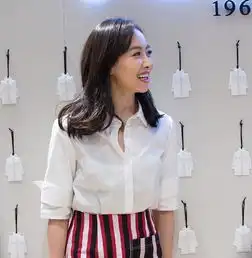 宋茜身着白色衬衫条纹短裙干练现身,萌态十足