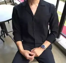 穿正装的肩宽男总是很吸引人