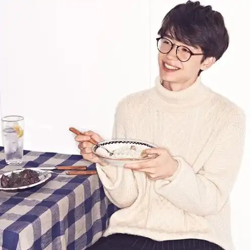 不好意思,他就是我认为最帅的中分小哥哥男孩