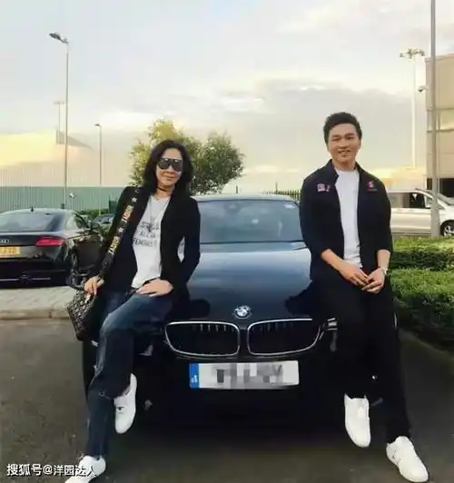 刘嘉玲晒与侄子聚会照55岁还有少女身段,侄子高大帅气很宠溺