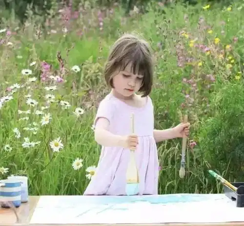 孤独症女孩3岁画画,一幅画拍卖近百万,医生曾断言一生不会说话