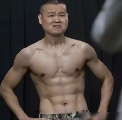 岳云鹏发文晒腹肌表示第一次不想努力