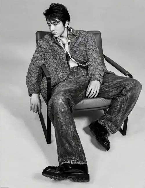 张新成上杂志封面,个性皮衣搭配豹纹高领,新男友上线