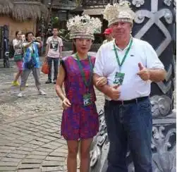 34岁姑娘爱上大36岁外国老头,瞒着家人结婚,4年过去后悔了吗