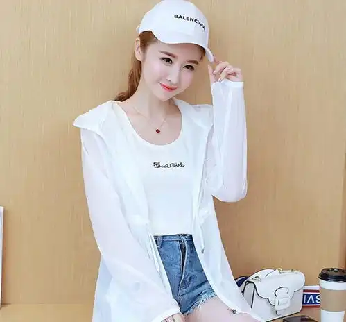 传统的防晒衫太土了,看我媳妇身上穿的防晒衣,时尚更显大方