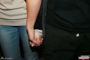 组图郑伊健蒙嘉慧高调返港十指紧扣四秀婚戒