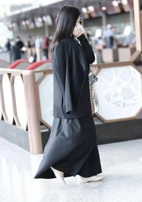 李湘终于挽回富婆颜面,风衣造型气场全开,出门炸街回头率暴涨